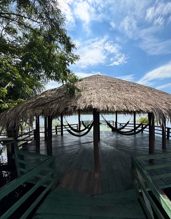 Deck com redes do Tucan Amazon Lodge