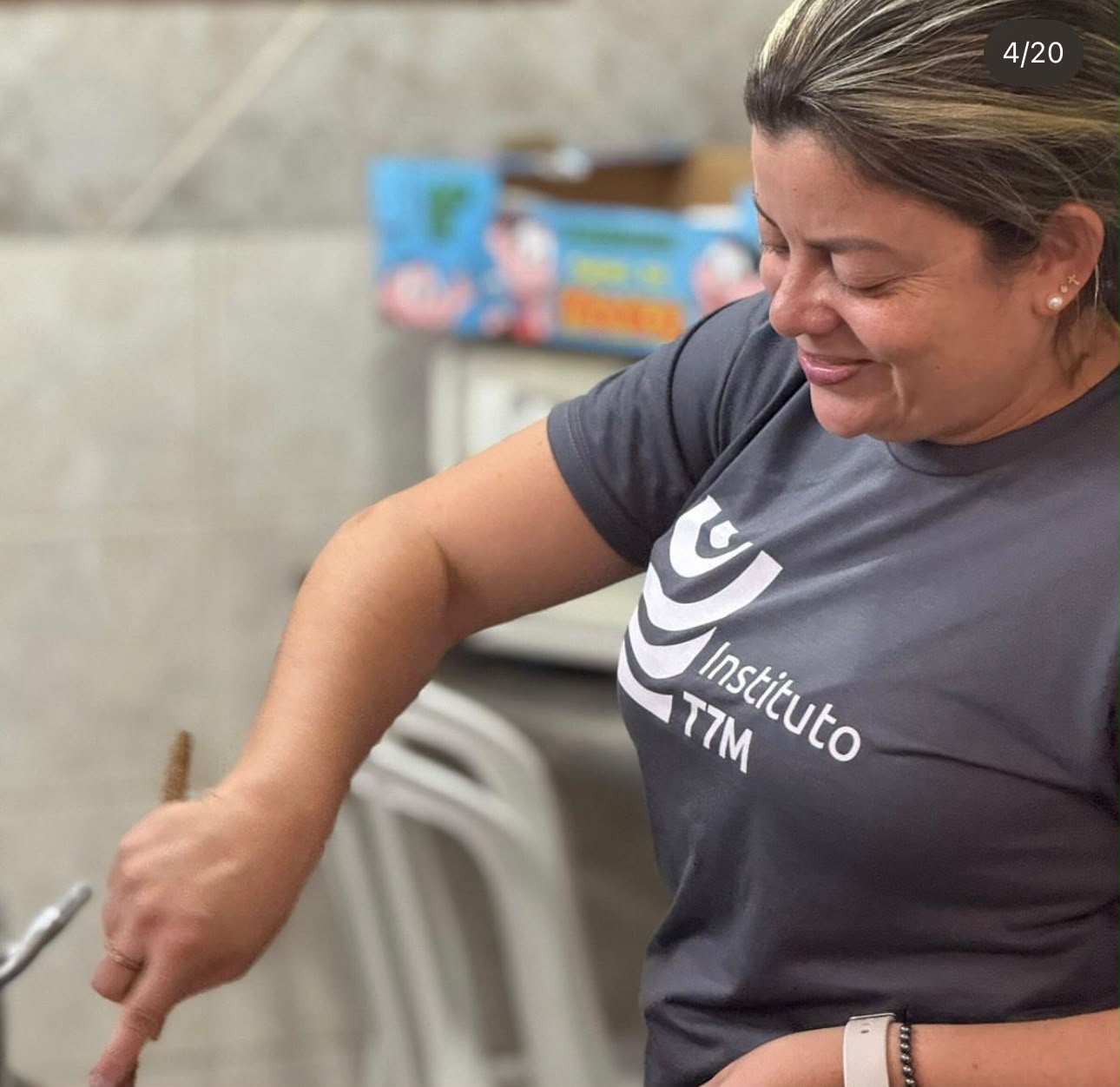 Voluntária do Instituto T7M na cozinha