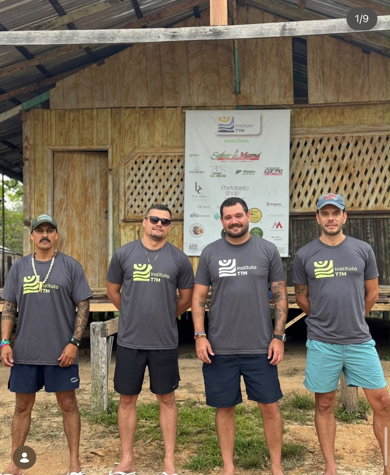 Equipe T7M em frente ao banner Amazônia
