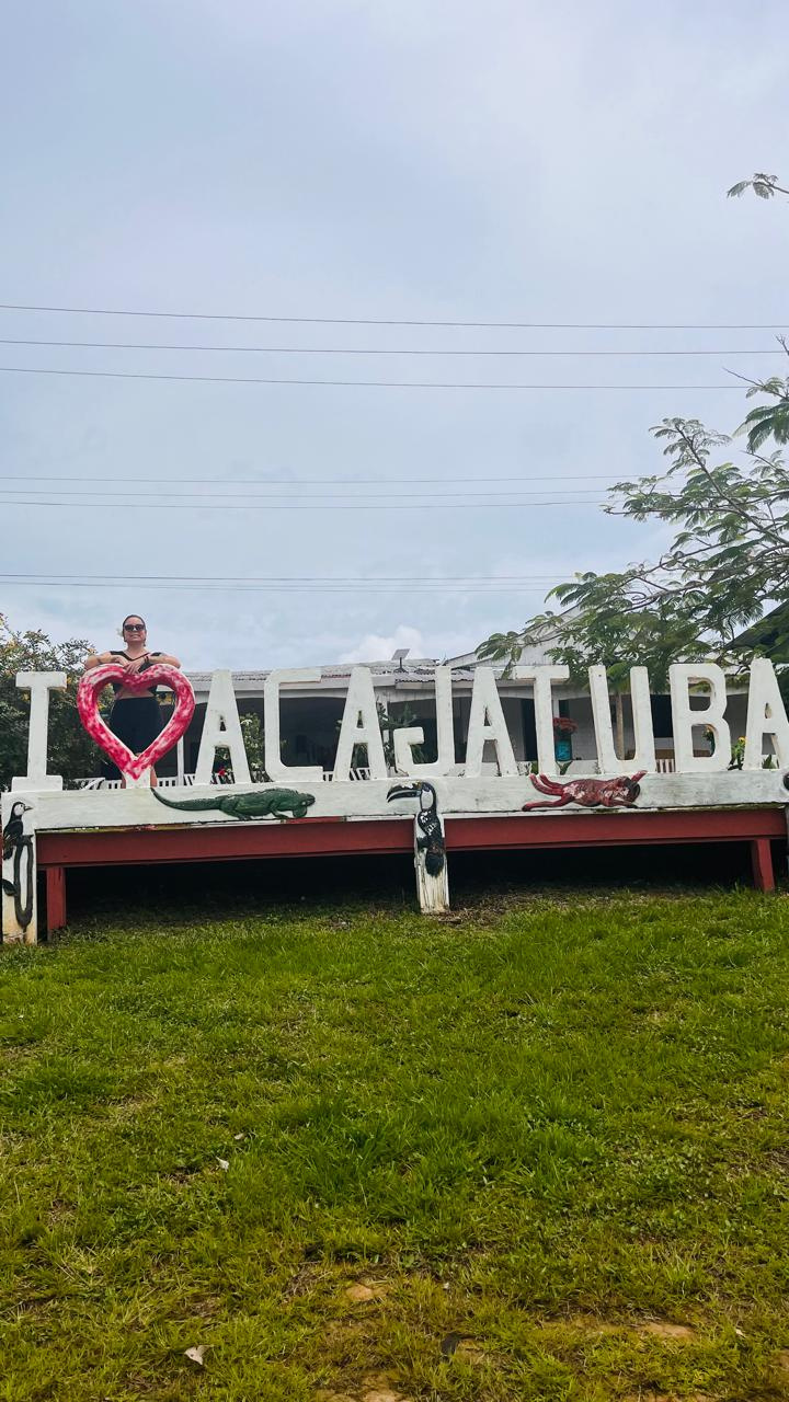 Placa 'Eu amo Acajatuba' na comunidade