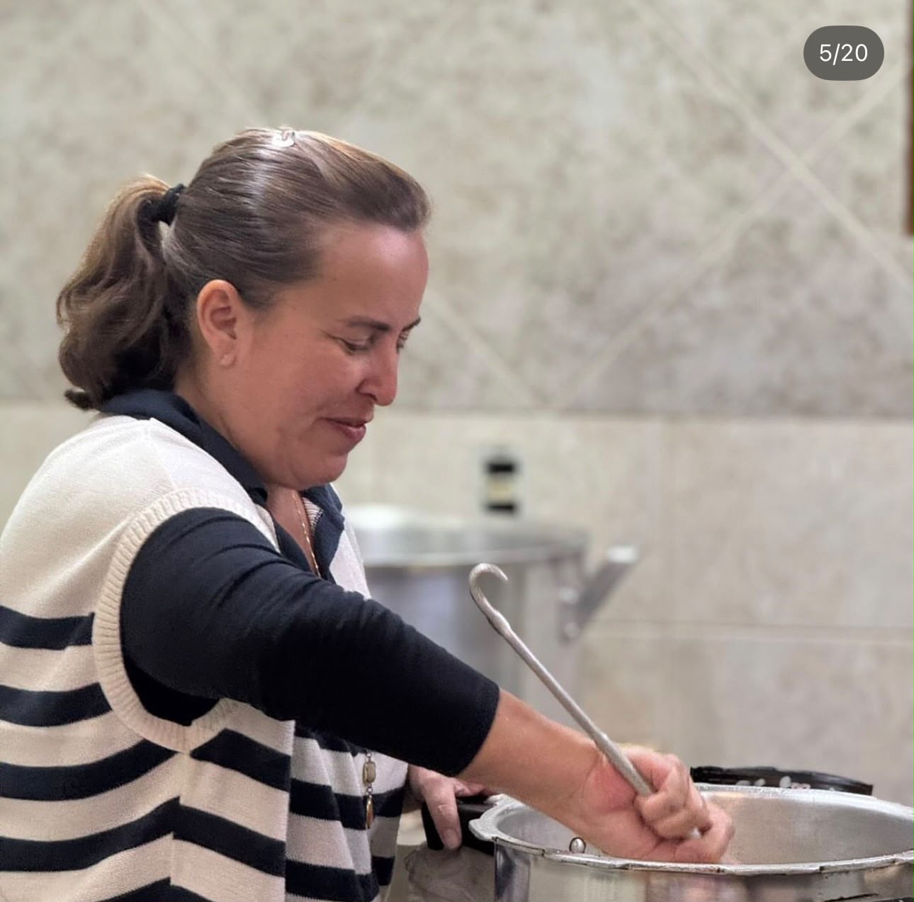 Voluntária preparando refeições