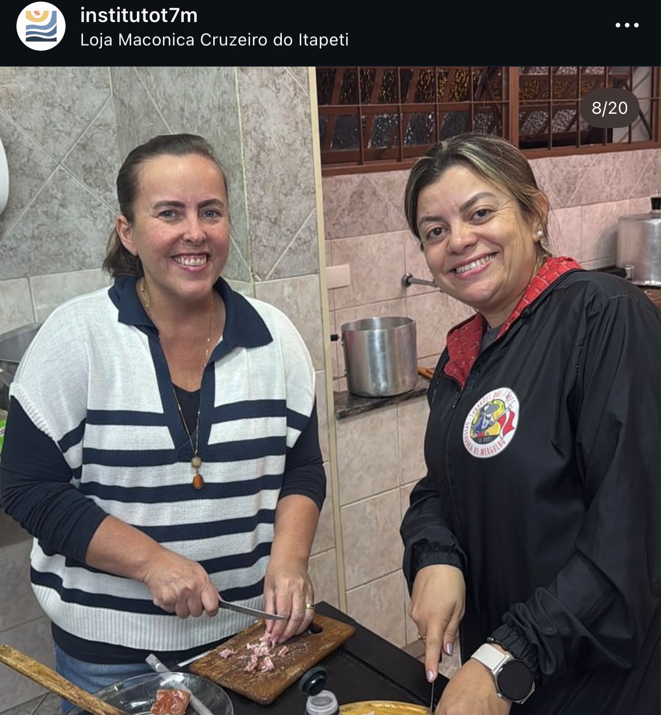 Cínthia na cozinha comunitária