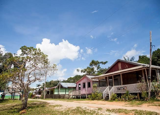 Casas de madeira da comunidade ribeirinha